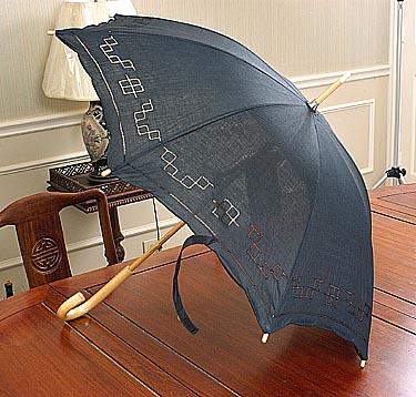 Black parasol. Plain. Hemstitched Trims. Cotton. 20 inch.